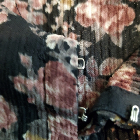 Flower Pattern Top - Picture 4 of 8